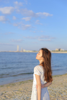 厨房里强摁做开腿呻吟视频